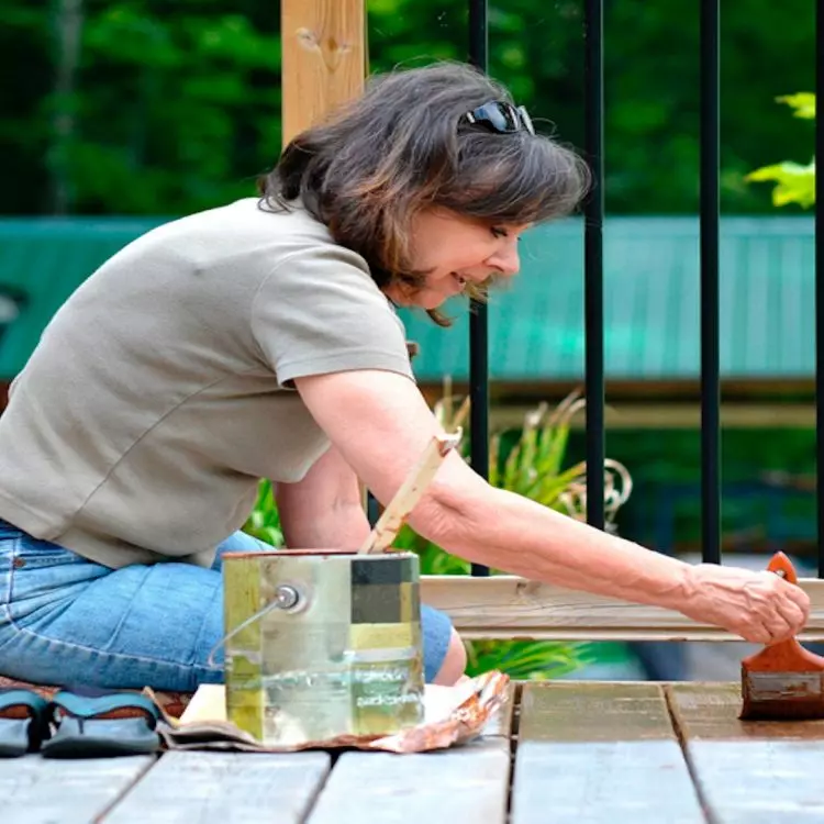The process of staining a summer house - wood should be stained as soon as the house is built. The long-term effect of the stain will protect the natural raw material from moisture, but also from UV radiation and insects