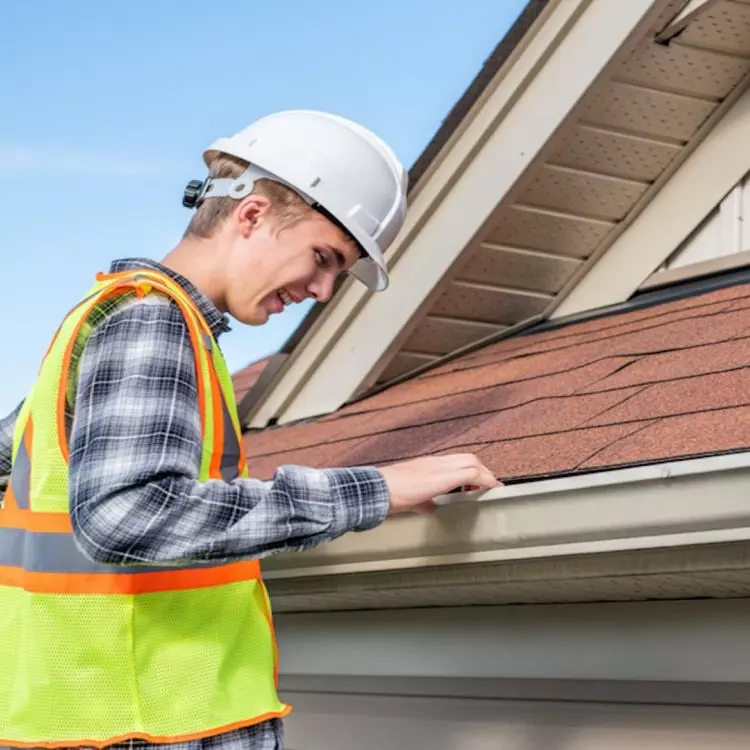 Checking the gutter in the summer house - gutter inspection allows you to remove obstacles such as: leaves and branches. This reduces the risk of overflow and allows rainwater and water from melted snow to flow freely.