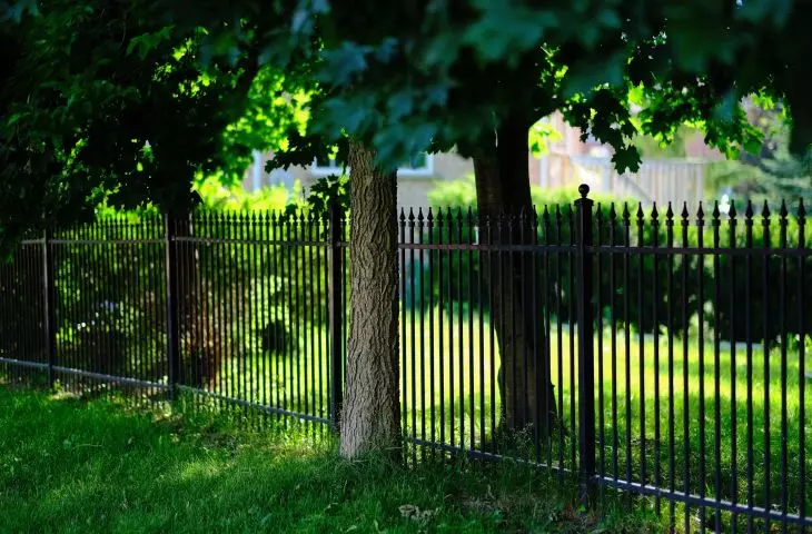 Metalowe ogrodzenie może prezentować się bardzo lekko, a jednocześnie jest niezwykle trwałe i odporne na uszkodzenia.