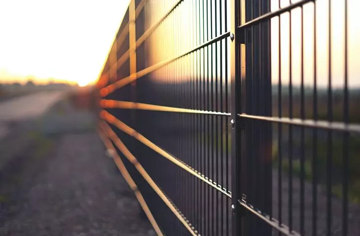 Ogrodzenie z siatki to praktyczne, estetyczne i budżetowe rozwiązanie.