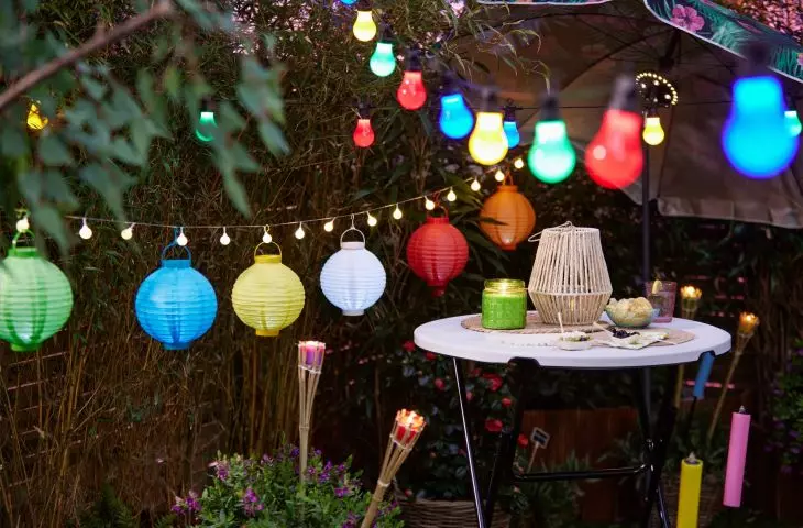 Lamps will create a romantic atmosphere in the garden
