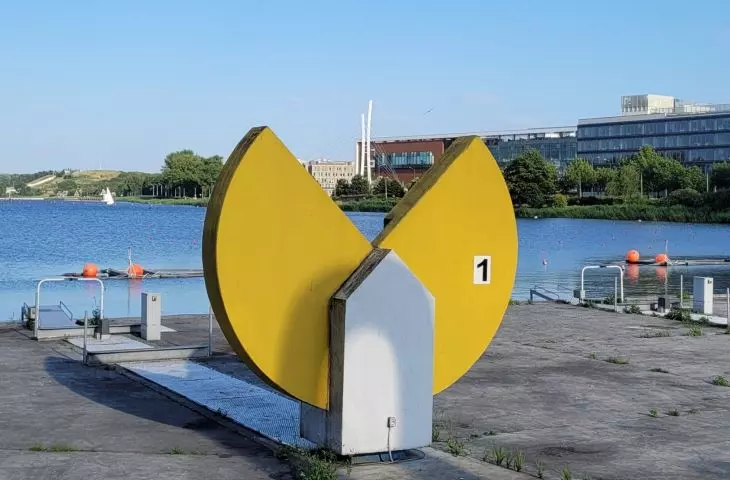 CH Malta widziane zza stanowiska startowego toru regatowego na Malcie