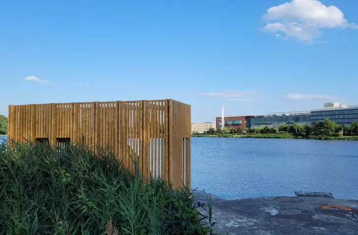 widok na CH Malta z pomostu z jednym z mebli miejskich powstałych podczas warsztatów Mood for Wood