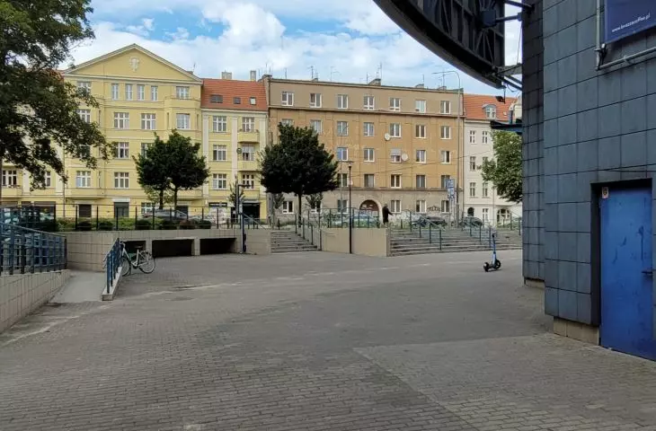 kamienice naprzeciw Multikina 51; na pierwszym planie billboard na elewacji kina