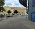 kamienice naprzeciw Multikina 51; na pierwszym planie billboard na elewacji kina