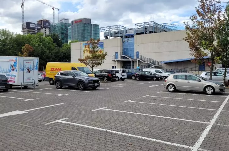 parking na tyłach Multikina; widoczna elewacja południowa