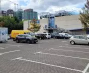 parking na tyłach Multikina; widoczna elewacja południowa