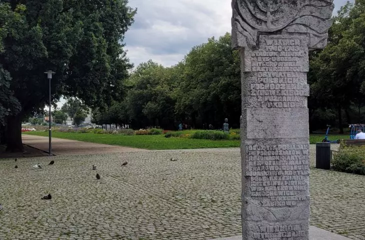 obelisk upamiętniający ofiary obozu pracy dla Żydów, ul. Królowej Jadwigi
