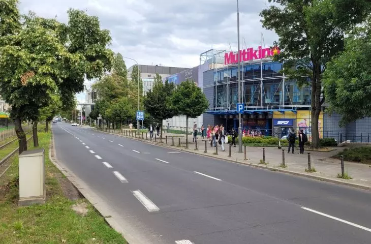 ul. Królowej Jadwigi, widok od zachodu: Multikino 51, biurowce Maraton