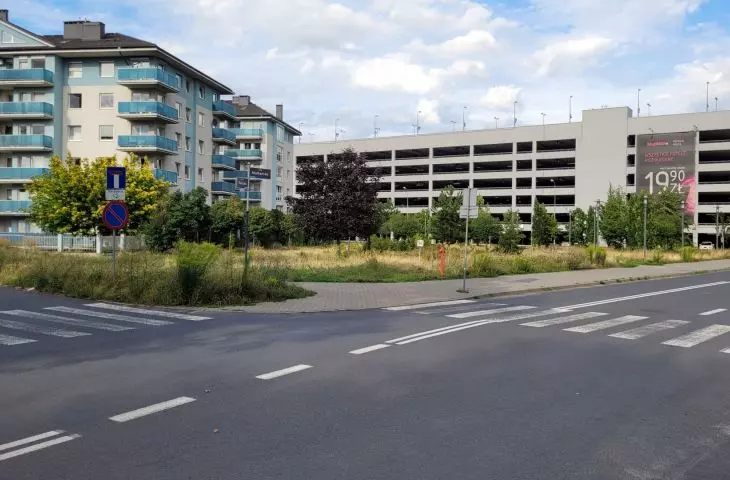 parking CH Malta i sąsiednia zabudowa mieszkalna, widok od zachodu