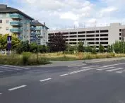 parking CH Malta i sąsiednia zabudowa mieszkalna, widok od zachodu