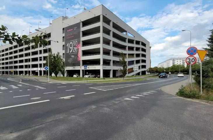 parking CH Malta wzdłuż ulicy Maltańskiej
