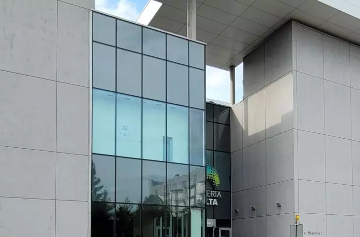 wejście do CH Malta od strony ul. Maltańskiej