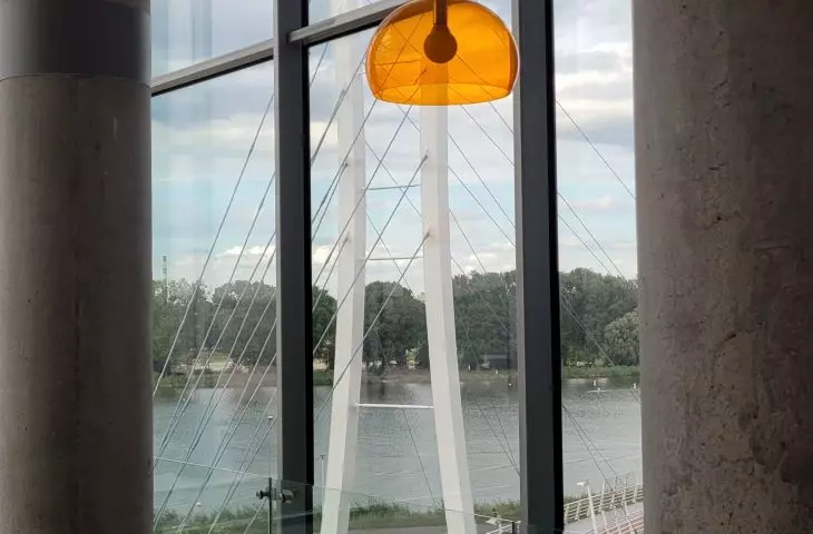 widok z drugiego piętra CH malta na pylon kładki nad ul. Baraniaka