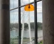 widok z drugiego piętra CH malta na pylon kładki nad ul. Baraniaka