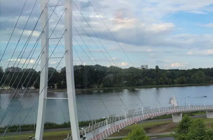 podwieszana kładka nad ruchliwą ulicą Baraniaka