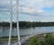 podwieszana kładka nad ruchliwą ulicą Baraniaka