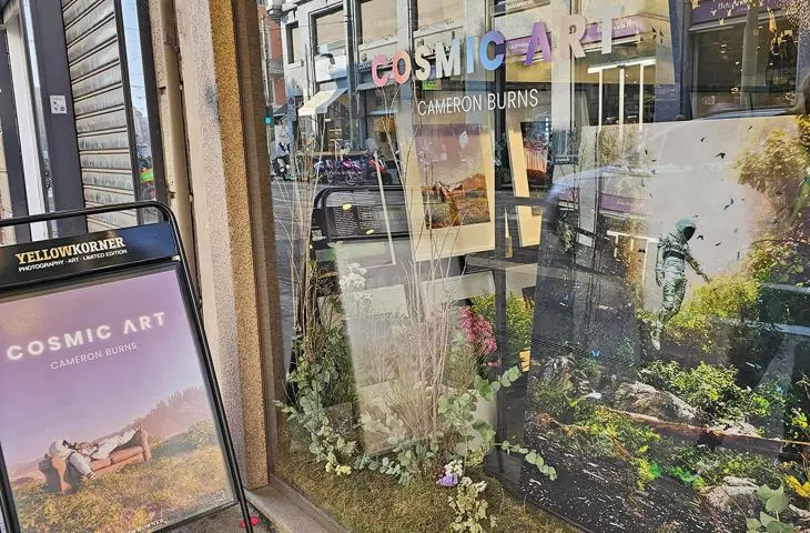 witryna w stylu Cosmic Art — charakterystyczna dla Mediolanu estetyka