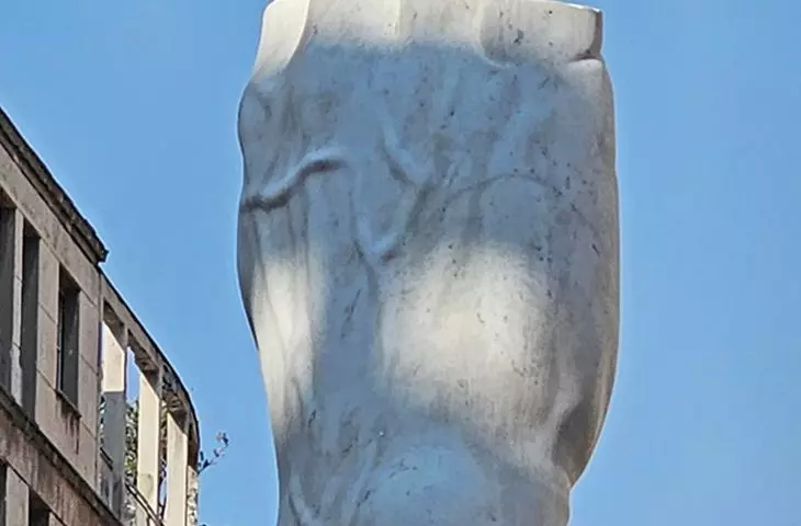 sztuka w przestrzeni publicznej Mediolanu to jeden z najlepszych probierzy jakości miasta… tutaj jest na każdym kroku