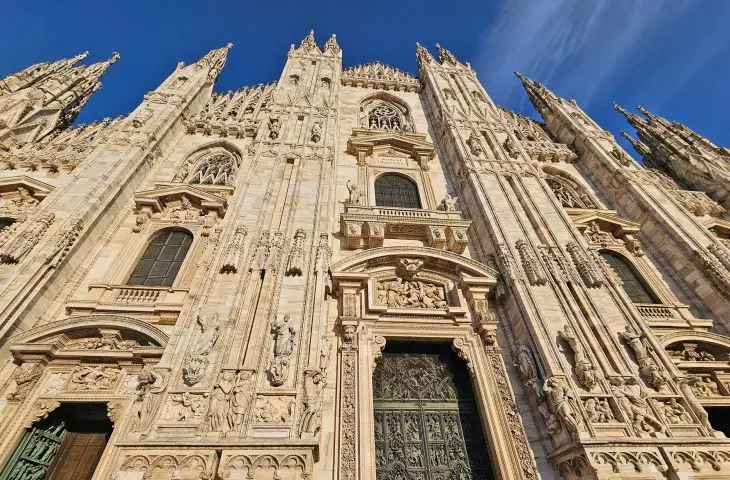 mediolańska katedra Duomo jest ogromna, obcuje się z nią jak z jakimś statkiem kosmicznym — zupełnie nie z tej ziemi
