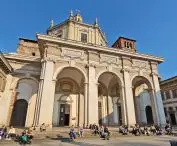 bazylika San Lorenzo Maggiore, której historia sięga IV wieku — Lombardia to jednak zupełnie inna historia niż nasze polskie wspomnienia, pamięć europejskiego juniora