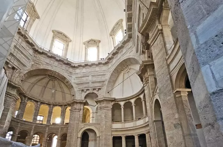 bazylika San Lorenzo Maggiore, której historia sięga IV wieku — Lombardia to jednak zupełnie inna historia niż nasze polskie wspomnienia, pamięć europejskiego juniora