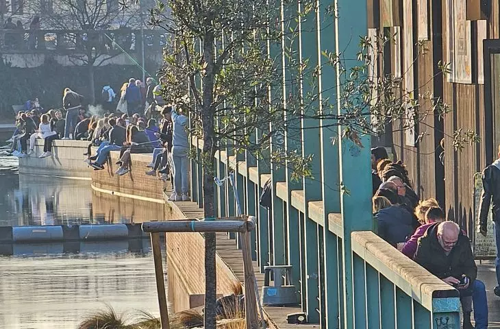 gorączka sobotniego wieczoru na Corso di Porta Ticinese; na końcu dochodzi się do Darseny, ulubionego miejsca spotkań młodych ludzi