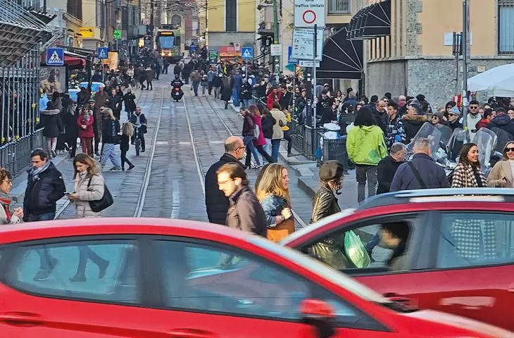gorączka sobotniego wieczoru na Corso di Porta Ticinese; na końcu dochodzi się do Darseny, ulubionego miejsca spotkań młodych ludzi