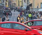 gorączka sobotniego wieczoru na Corso di Porta Ticinese; na końcu dochodzi się do Darseny, ulubionego miejsca spotkań młodych ludzi