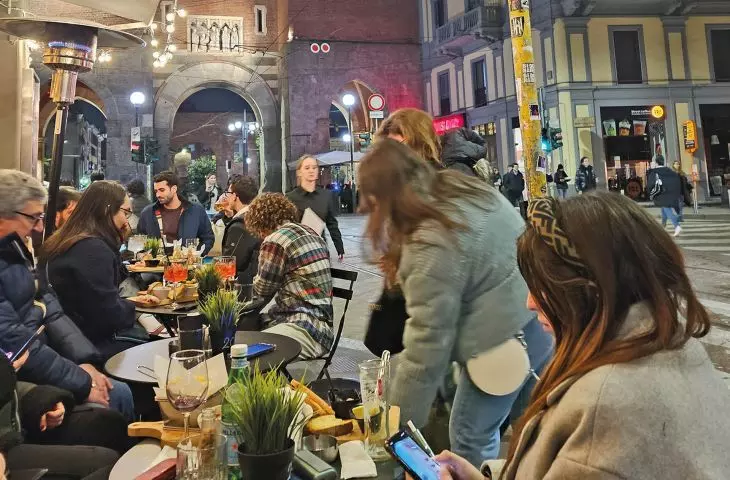 wspa-nia-le! — tutaj wszystko smakuje najlepiej, zwłaszcza aperol spritz przy malutkim stoliku w ogródku opływanym przez fale przechodniów