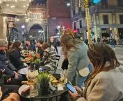 wspa-nia-le! — tutaj wszystko smakuje najlepiej, zwłaszcza aperol spritz przy malutkim stoliku w ogródku opływanym przez fale przechodniów