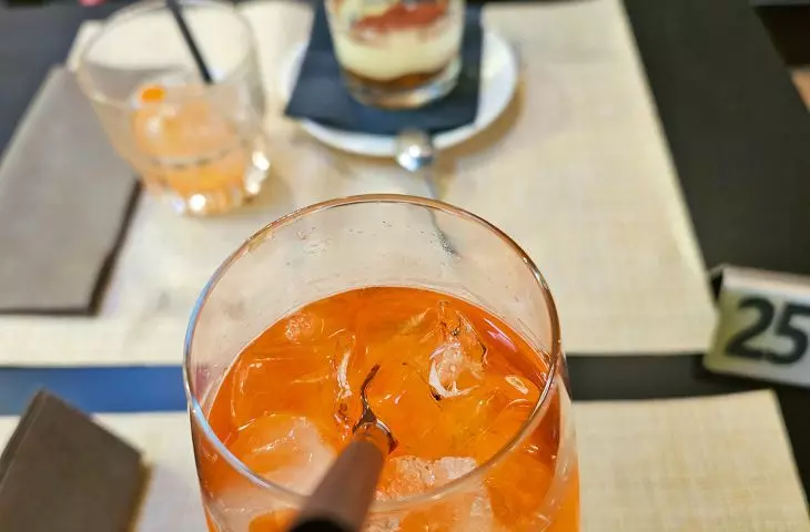 wspa-nia-le! — tutaj wszystko smakuje najlepiej, zwłaszcza aperol spritz przy malutkim stoliku w ogródku opływanym przez fale przechodniów
