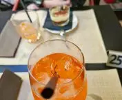 wspa-nia-le! — tutaj wszystko smakuje najlepiej, zwłaszcza aperol spritz przy malutkim stoliku w ogródku opływanym przez fale przechodniów