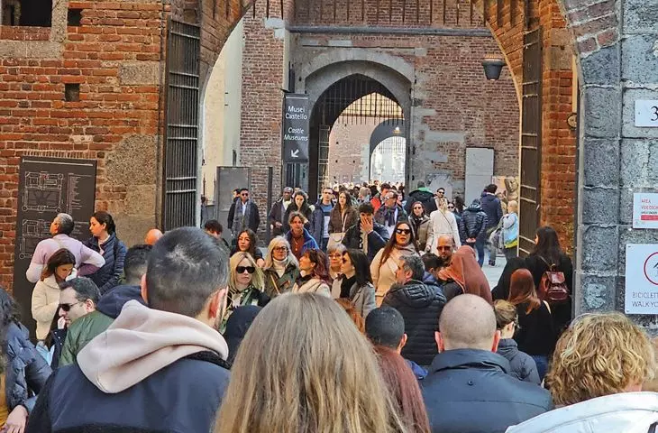 zamek Sforzów nie mieści się w obiektywie — głębia ujęcia przez kolejne bramy może dać jakieś wyobrażenie skali
