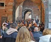 zamek Sforzów nie mieści się w obiektywie — głębia ujęcia przez kolejne bramy może dać jakieś wyobrażenie skali