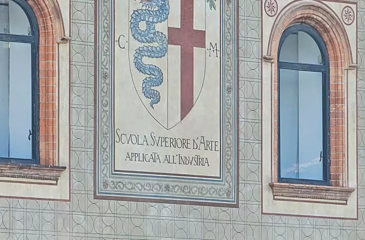 zamek Sforzów nie mieści się w obiektywie — głębia ujęcia przez kolejne bramy może dać jakieś wyobrażenie skali