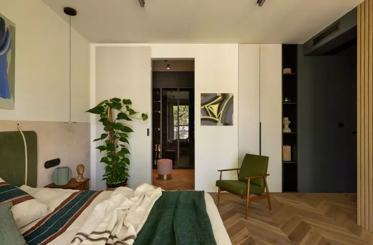 Architects opted for doors that reach the ceiling 