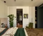 Architects opted for doors that reach the ceiling 