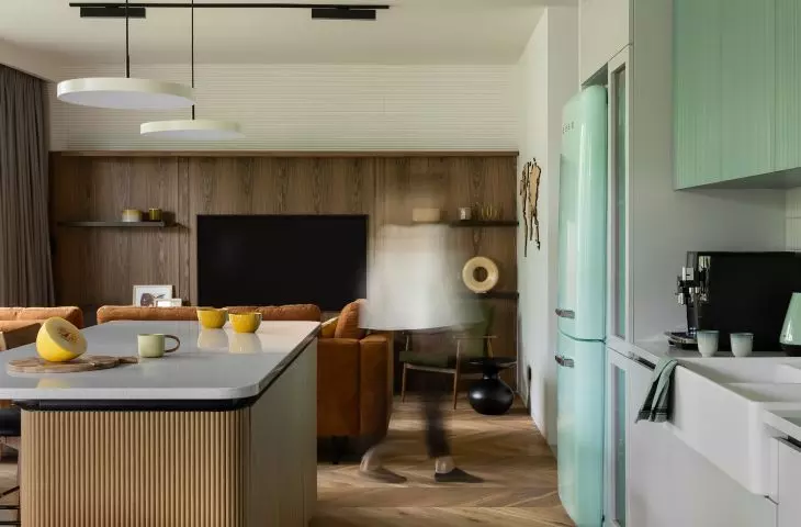 Kitchen with fluted fronts and mint accents