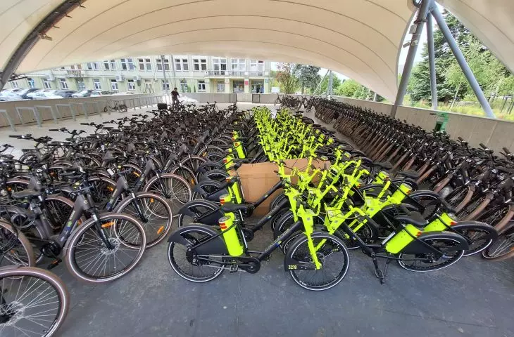 w ramach bardziej „tradycyjnego” systemu dostarczono 50 rowerów zlokalizowanych wokół 20 stacji na terenie całego miasta