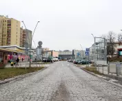 ulica Czarnowska w Kielcach, w głębi widoczne Kino Romantica
