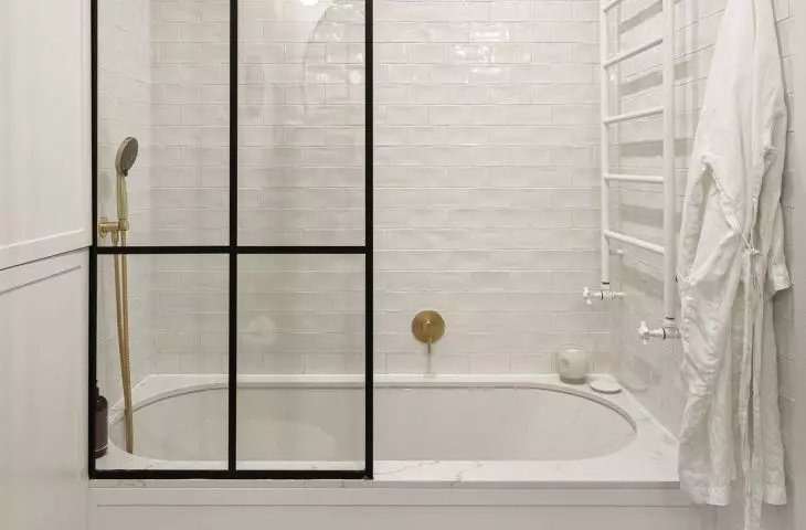 In the bathing area you will find metro tiles