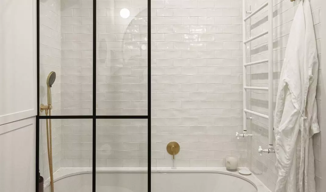 In the bathing area you will find metro tiles