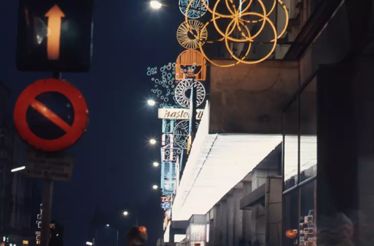 neony wkomponowane w zadaszenie nad chodnikiem ul. Święty Marcin, lata 70. XX wieku