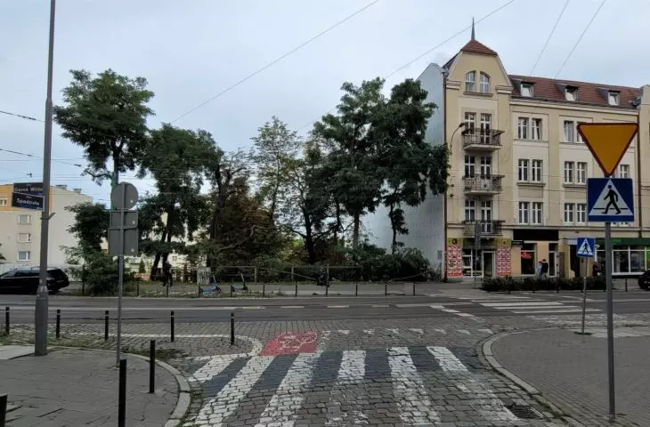 skrzyżowanie ul. Spadzistej i Górna Wilda, zadrzewiony teren zostanie zabudowany