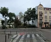 skrzyżowanie ul. Spadzistej i Górna Wilda, zadrzewiony teren zostanie zabudowany