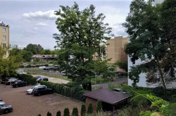 teren inwestycji z ul. Górna Wilda, w głębi ul. Dolna Wilda i zieleń stadionu Szyca, po lewej hotel Włoski