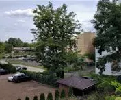 teren inwestycji z ul. Górna Wilda, w głębi ul. Dolna Wilda i zieleń stadionu Szyca, po lewej hotel Włoski