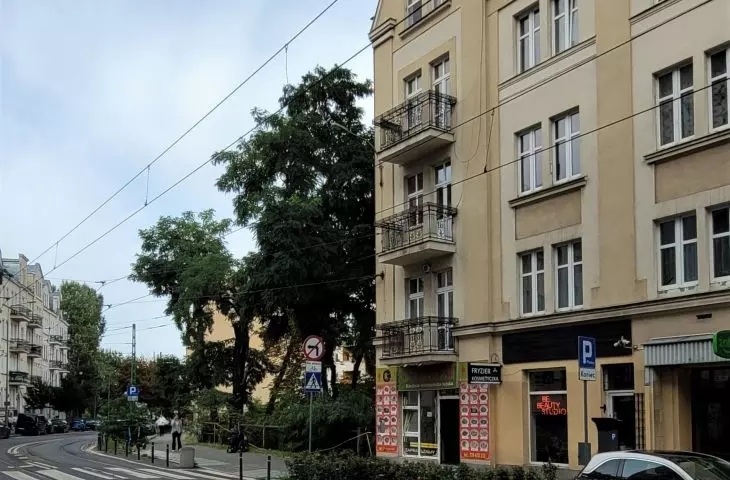 ul. Górna Wilda, widok w stronę centrum, w miejscu drzew powstanie jeden z budynków nowej inwestycji