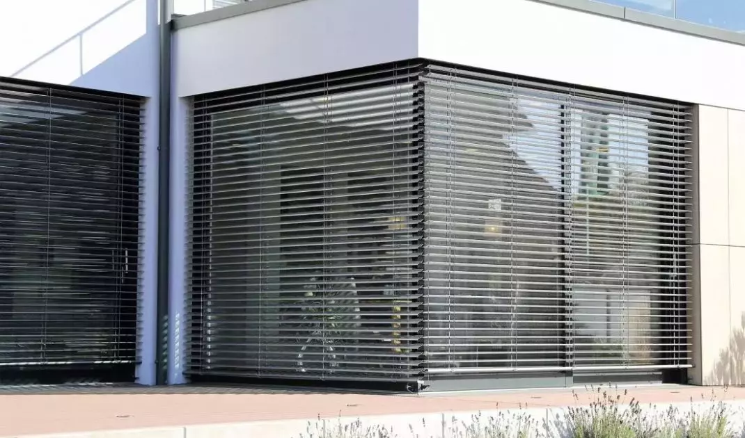 When buying an exterior cover, we have a choice of burglar, roller, screen or awning blinds.